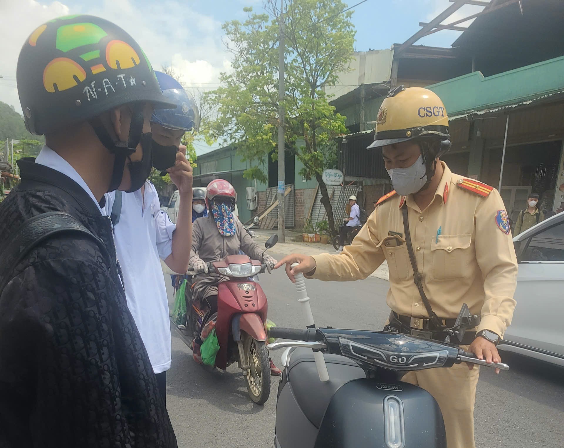 Công an huyện Thủy Nguyên ra quân triển khai cao điểm bảo đảm TTATGT cho lứa tuổi học sinh